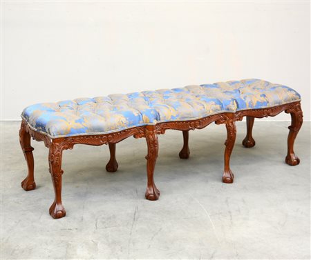 * Panchetto con fascia e gambe intagliate a volute fogliate, piedi ad...