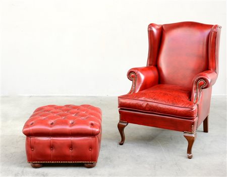 * Lotto composto da una poltrona e un pouf (chester) rivestito in similpelle...