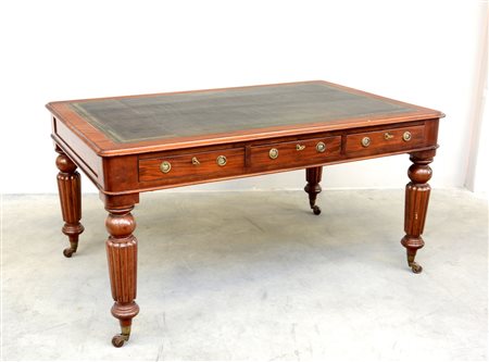 * Tavolo scrittoio in stile inglese con fascia a tre cassetti e tre finti...