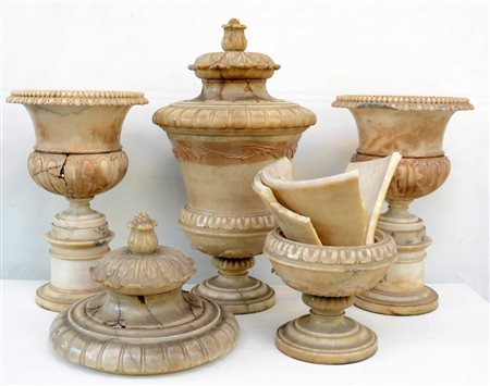 Lotto composto da quattro vasi in alabastro di diversa forma e misure...