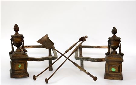 Set da camino composto da due alari sormontati da vasi e due attrezzi. Sec....