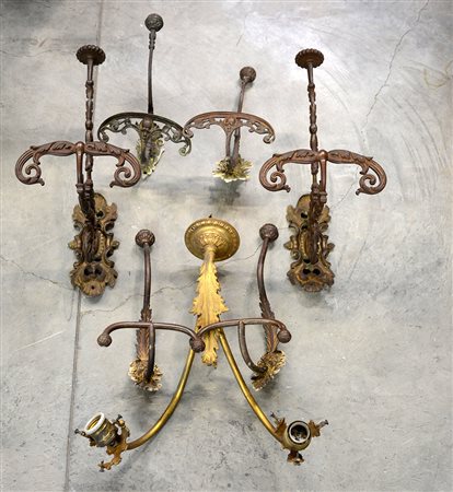 Cartone contenente una applique in metallo e sei appendiabiti in ferro e...