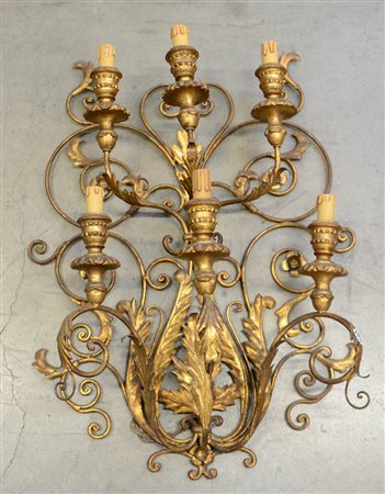 Grande appliques a sei luci in metallo dorato e legno decorato a foglie