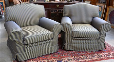 * Coppia di poltrone con schienali mossi rivestite in tessuto blu e oro