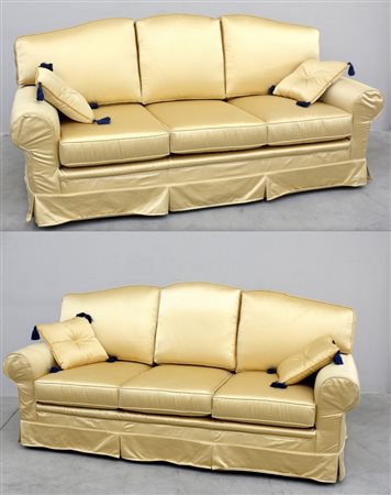 * Coppia di divani a tre posti rivestiti in tessuto giallo (lievi difetti)