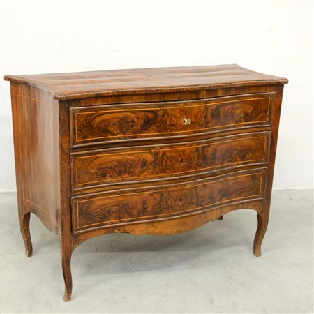 * ComÚ di forma mossa in noce e radica con piano, fronte e fianchi filettati...