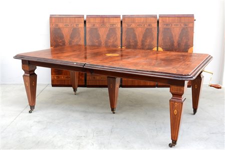 * Grande tavolo da pranzo a manovella in stile inglese con piano decorato a...