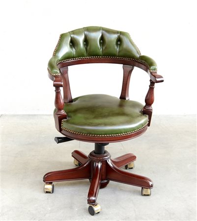 * Poltroncina a pozzetto girevole rivestita in similpelle verde