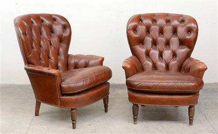 Coppia di poltrone in pelle con schienale e braccioli sagomati, piedini in...