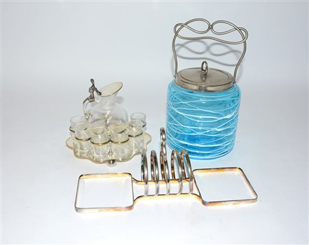 Lotto composto da un contenitore in vetro, un porta toast e un portabicchieri...