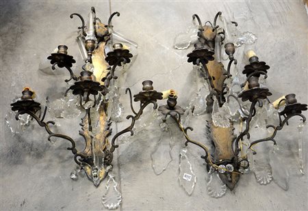 Coppia di appliques a cinque luci in metallo decorate con foglie e pinnacoli...