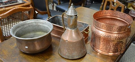 Lotto composto da una brocca, tre contenitori in rame e un porta ombrelli in...