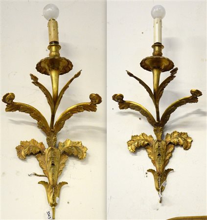 Coppia di appliques a una luce in bronzo dorato dec. a foglie