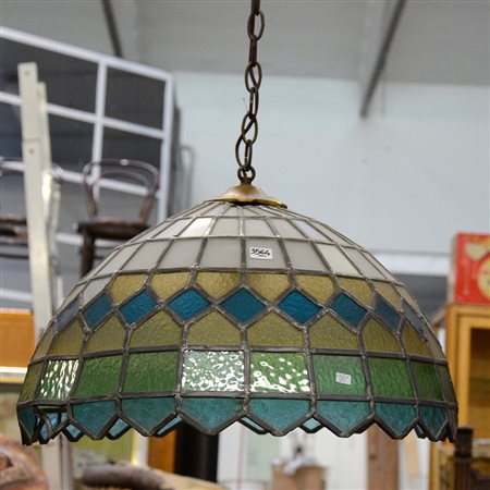 Lampadario a una luce in vetri policromi legati al piombo (difetti)