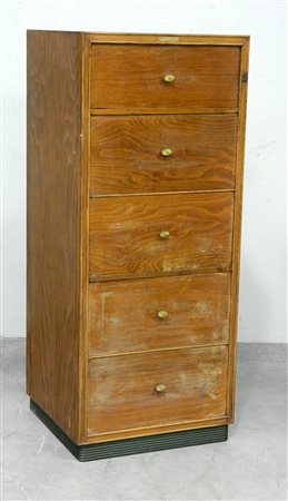 Cassettiera da ufficio a tre grandi cassetti sul fronte. Anni '40 (cm 54x128x50)