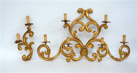 Lotto composto da due appliques di diverse misure in metallo dorato decorato...