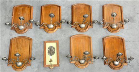 Gruppo di sette appliques a tre luci con schienale in legno sagomato e...