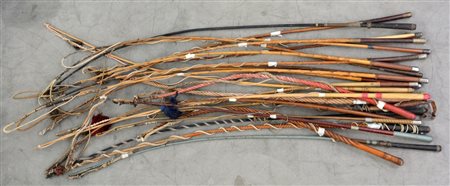 Lotto composto da venticinque frustini da cocchiere di cui alcuni con presa...