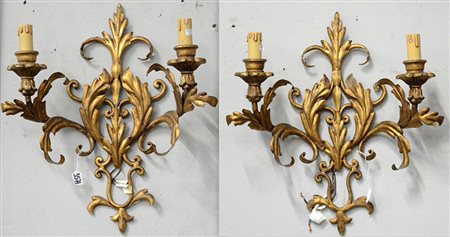 Coppia di appliques a due luci in metallo dorato decorate a foglie