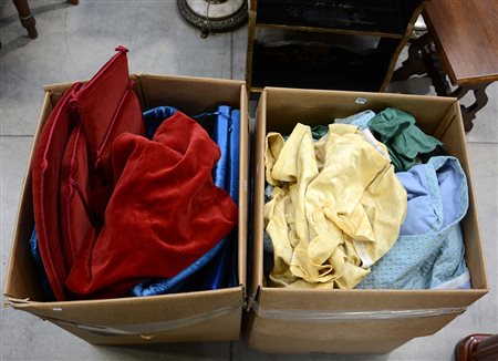 Due cartoni contenenti tendaggi vari (difetti)