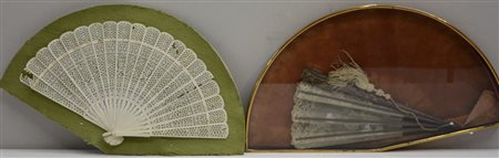 Lotto composto da due ventagli di materiali diversi di cui uno contenuto in...