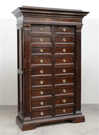 Cassettiera da ufficio a diciotto cassetti riquadrati, montanti a mezza...