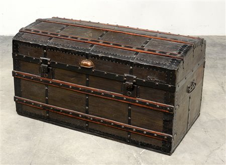 Baule da carrozza ricoperto in stoffa con profili in metallo.