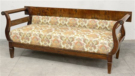 Divano in noce con braccioli e montanti sagomati. Piedi rastremati sec XIX...