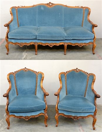 Divano e due poltrone in legno di noce, scolpiti a volute rivestiti in...