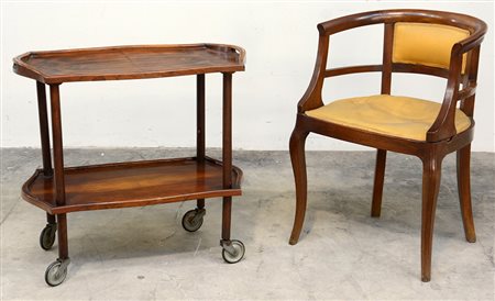 Lotto composto da un carrellino a due ripiani e una piccola teca da tavolo...