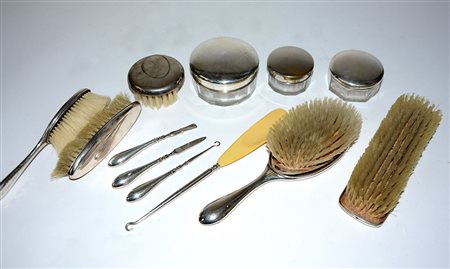 Servizio da toilette composto da cinque spazzole, tre contenitori e quattro...