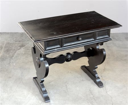 Tavolino rettangolare a un cassetto sottopiano. Gambe sagomate riunite da...