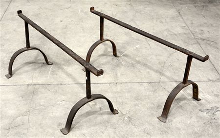 Coppia di antiche basi in ferro battuto con piedi sagomati
