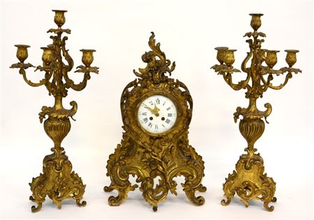 Trittico da camino in bronzo dorato, con pendola con movimento a carica...