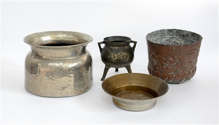 Lotto composto da una pentola biansata, un vaso portafiori e due contenitori...