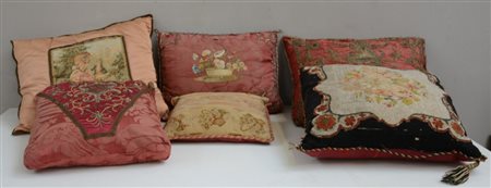 Cartone contenente sei cuscini di epoche diverse di cui alcuni ricamati a...