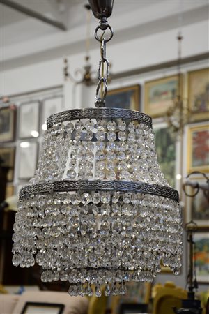 Lampadario in metallo e pendenti in vetro disposti su ghiere circolari (h. cm...