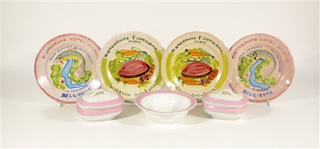 Lotto composto da due scatole con coperchio, una ciotola e quattro piatti del...