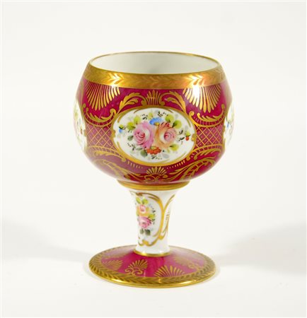 Coppa in porcellana a fiori con fondo bordeaux