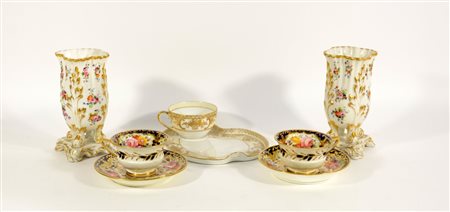 Lotto composto da una coppia di tazze da tÈ con piattino in porcellana...