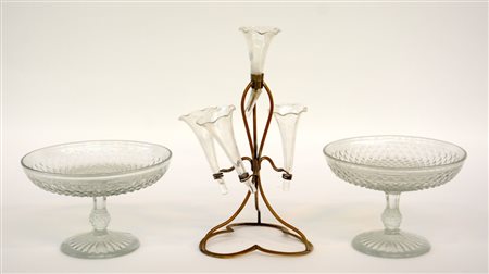 Lotto composto da due alzatine e un portafiori in vetro e ottone (difetti)