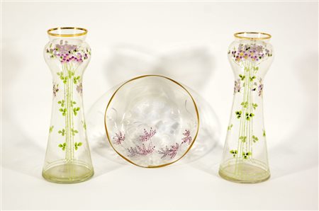 Coppia di vasi in vetro con decoro a smalto a piccoli fiori e un piatto in...