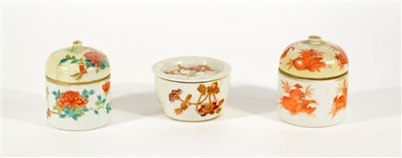 Lotto composto da due contenitori porta tË in porcellana con annessa tazzina,...