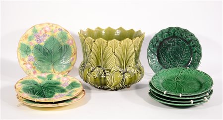 Otto piatti Wedgwood e un cache-pot incisi a motivi fogliati. (cache-pot:...