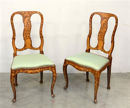 Coppia di sedie in legno intarsiato sedile in tesssuto verde a pois, Olanda...