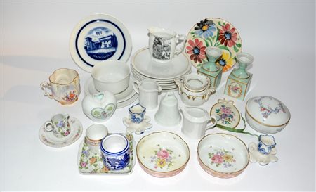 Lotto composto da numerosi oggetti in porcellana (difetti)