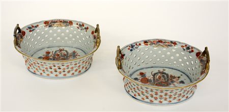 Coppia di cesti traforati in porcellana decorati a smalti Imari, sec. XVIII...