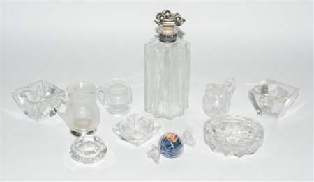 Lotto composto da una bottiglia con tappo e nove piccoli soprammobili in...