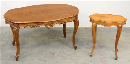 Due tavolini da salotto con piano sagomato e cintura intagliata di gusto...