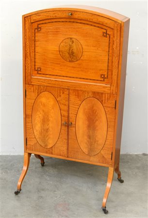 Piccolo secretaire in acero intarsiato con decori a medaglione, entro la...